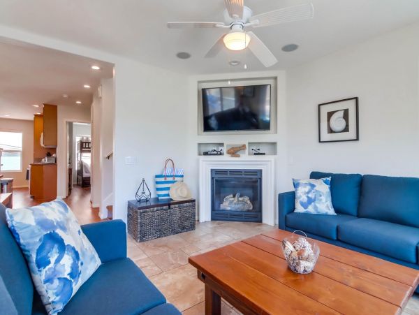 Mission Beach Three Bedroom Home Sleeps 10 Guests with Roof-Top Deck