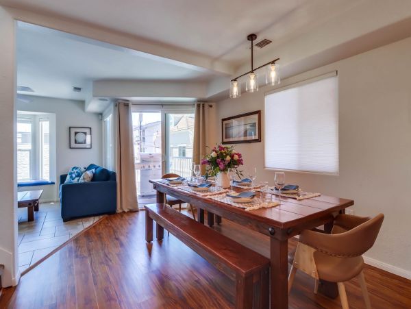 Mission Beach Three Bedroom Home Sleeps 10 Guests with Roof-Top Deck