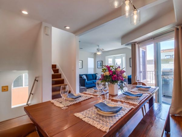 Mission Beach Three Bedroom Home Sleeps 10 Guests with Roof-Top Deck