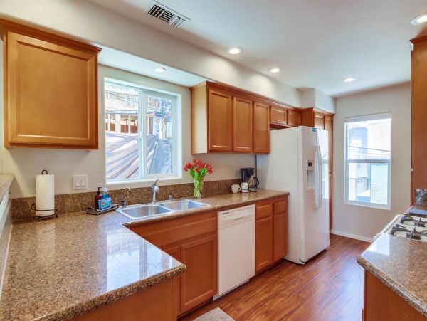 Mission Beach Three Bedroom Home Sleeps 10 Guests with Roof-Top Deck