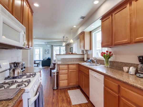 Mission Beach Three Bedroom Home Sleeps 10 Guests with Roof-Top Deck