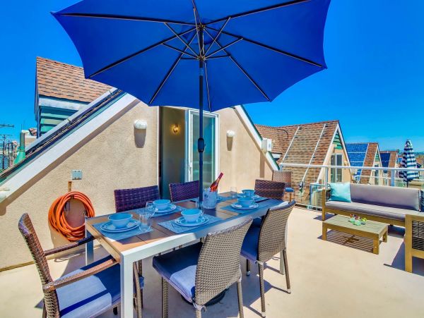 Mission Beach Three Bedroom Home Sleeps 10 Guests with Roof-Top Deck