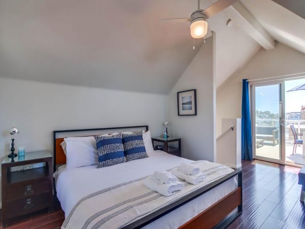 Mission Beach Three Bedroom Home Sleeps 10 Guests with Roof-Top Deck
