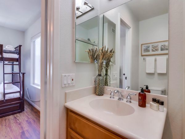 Mission Beach Three Bedroom Home Sleeps 10 Guests with Roof-Top Deck