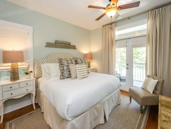 Santa Rosa Vacation Home Walk to Beach Six Bedroom