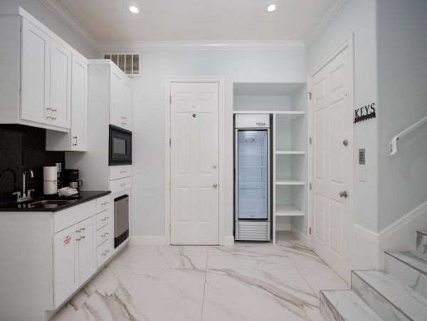 Luxury Six Bedroom Rental Across from the Best Beach