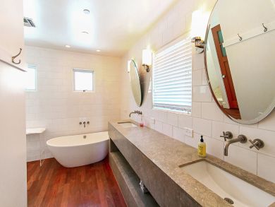 Master Bathroom witwh His & Her SInks Master Bathroom witwh His & Her SInks