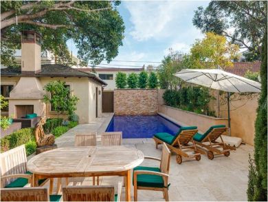 Poolside Lounging & Dining Area