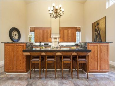 Kitchen’s Spacious Breakfast Bar