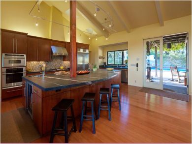 Well Stocked Kitchen with Breakfast Bar