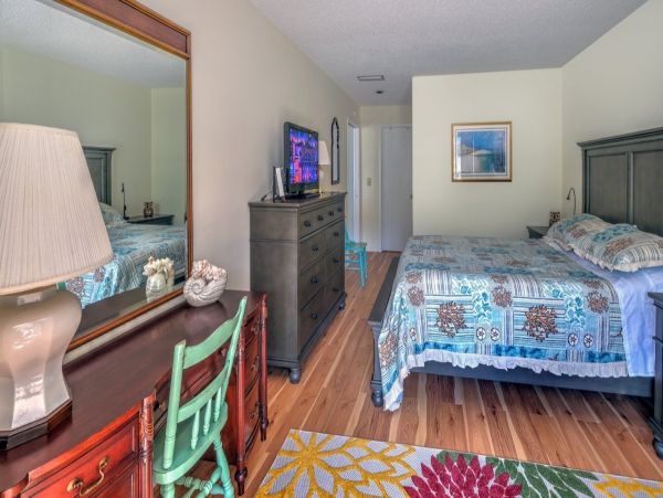 Lovely Two Bedroom Vacation Condo in Holmes Beach