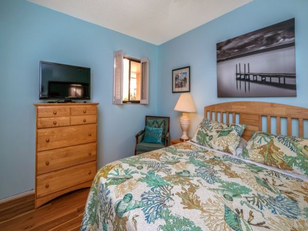 Lovely Two Bedroom Vacation Condo in Holmes Beach