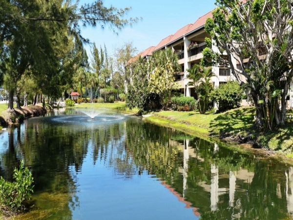 Lovely Two Bedroom Vacation Condo in Holmes Beach