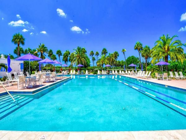 Lovely 3 Bedroom Condo with Lake & Partial Ocean Views