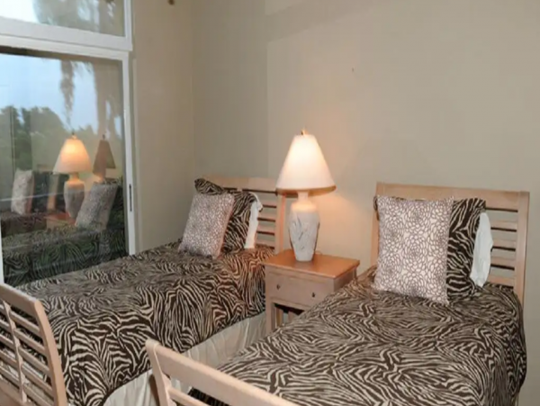 Lovely 3 Bedroom Condo with Lake & Partial Ocean Views