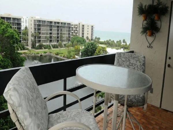 Lovely 3 Bedroom Condo with Lake & Partial Ocean Views
