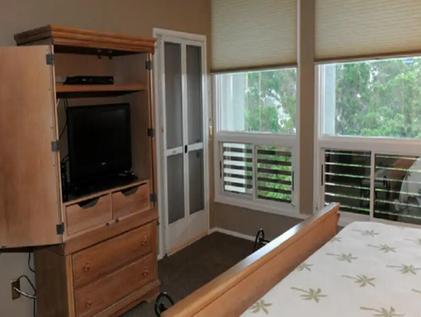 Lovely 3 Bedroom Condo with Lake & Partial Ocean Views