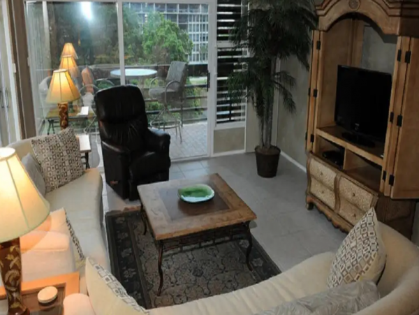 Lovely 3 Bedroom Condo with Lake & Partial Ocean Views