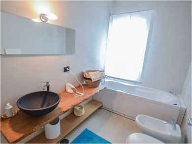 Bathroom with Tub & Wash Basin