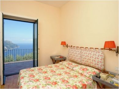 Master Bedroom - Queen Bed