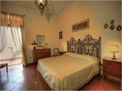 Bedroom 1 - Queen Bed