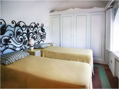 Guest Bedroom has Twin Beds