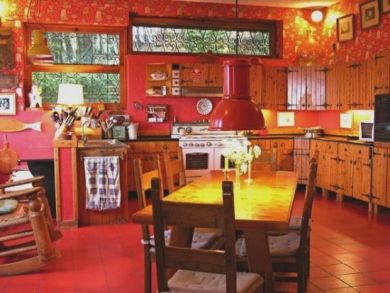 Equipped Kitchen with Breakfast Table Equipped Kitchen with Breakfast Table