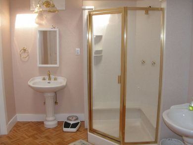 Bathroom with Two Pedestal Sinks & Enclosed Shower