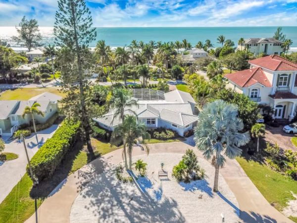 Longboat Key Spacious 3 Bedroom Family Home & Private Pool