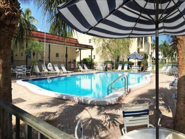 Siesta Key Two Bedroom Condo Sleeps 6 Short Walk To Beach