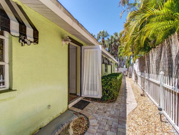 Two Bedroom Duplex With A Very Short Walk to The Beach