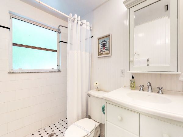 Two Bedroom Duplex With A Very Short Walk to The Beach