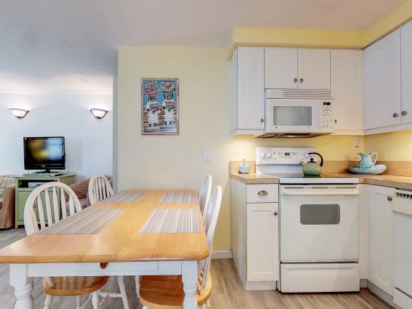 Two Bedroom Duplex With A Very Short Walk to The Beach