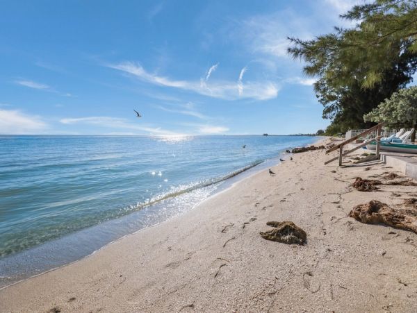Anna Maria Bay Beach Front 3 Bedroom Vacation Home Sleeps 6 Guests