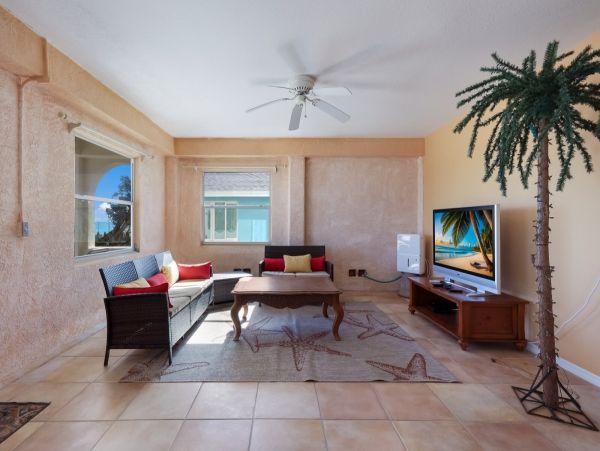 Anna Maria Bay Beach Front 3 Bedroom Vacation Home Sleeps 6 Guests