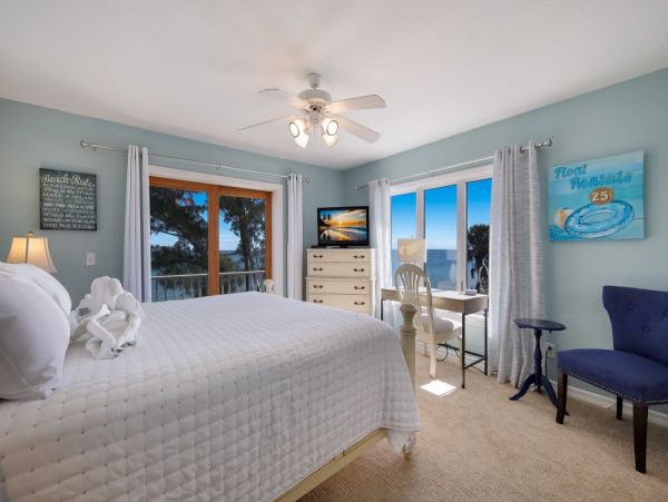 Anna Maria Bay Beach Front 3 Bedroom Vacation Home Sleeps 6 Guests