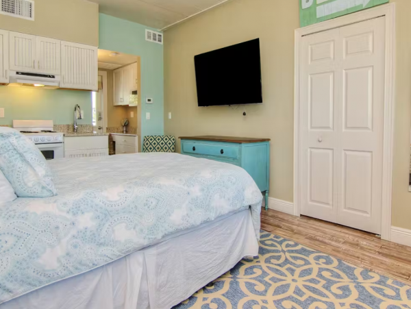 Indian Shores Lovely Studio Located on Beach