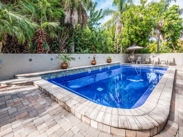 Holmes Beach 2 Bedroom Condo Sleeps 4 with Communal Pool