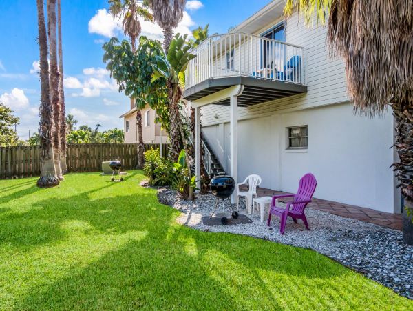 Holmes Beach 2 Bedroom Condo Sleeps 4 with Communal Pool