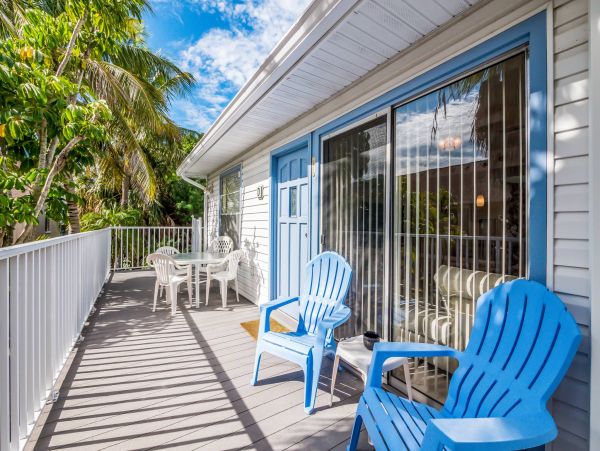 Holmes Beach 2 Bedroom Condo Sleeps 4 with Communal Pool