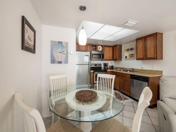 Holmes Beach 2 Bedroom Condo Sleeps 4 with Communal Pool