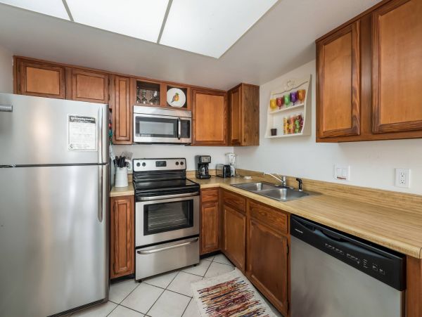Holmes Beach 2 Bedroom Condo Sleeps 4 with Communal Pool
