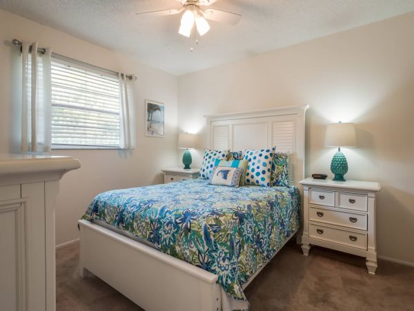 Holmes Beach 2 Bedroom Condo Sleeps 4 with Communal Pool