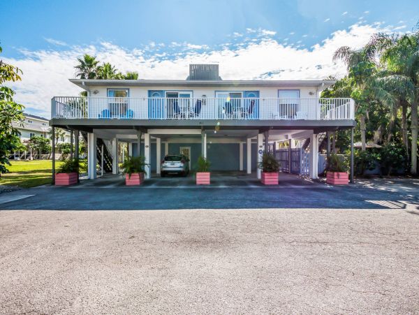 Holmes Beach 2 Bedroom Condo Sleeps 4 with Communal Pool