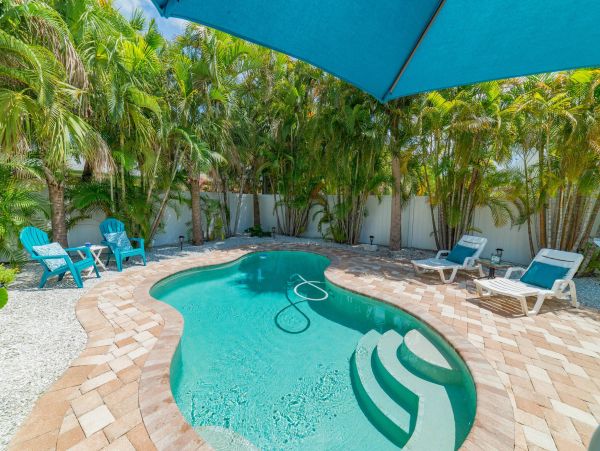 Holmes Beach One Bedroom Rental Just Steps from the White Sands