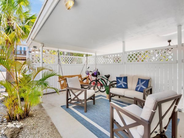 Holmes Beach One Bedroom Rental Just Steps from the White Sands