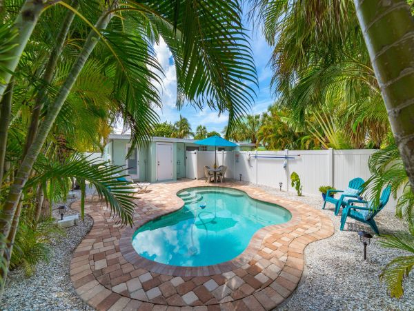 Holmes Beach One Bedroom Rental Just Steps from the White Sands