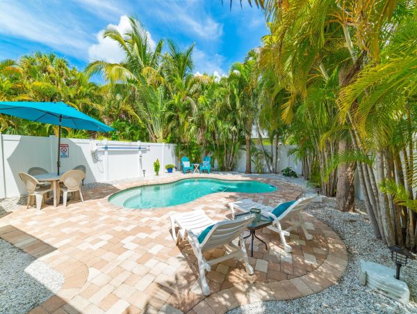 Holmes Beach One Bedroom Rental Just Steps from the White Sands