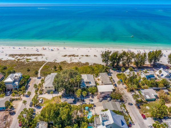 Super Close to Beach Vacation Cottage on Anna Maria Island