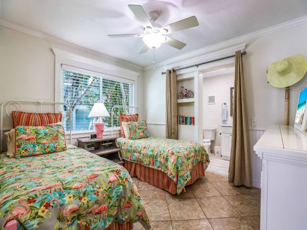 Super Close to Beach Vacation Cottage on Anna Maria Island